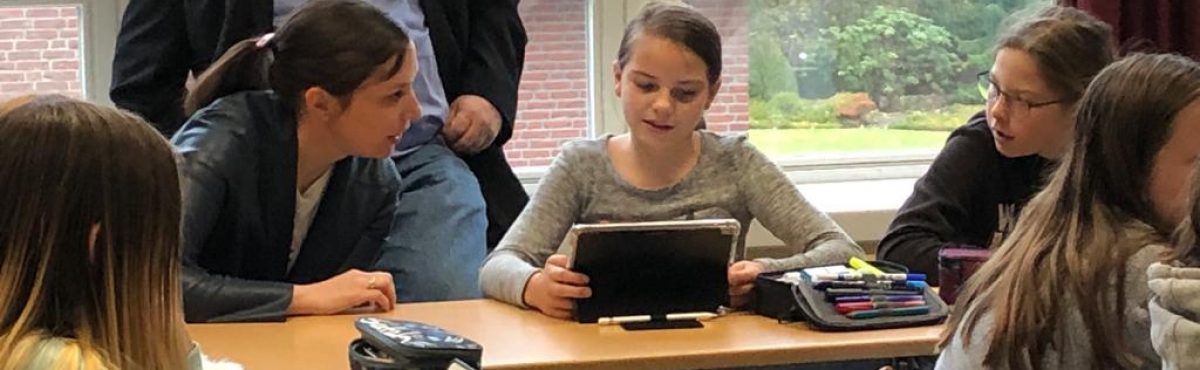 Frau Wermer informiert sich über digitale Bildung